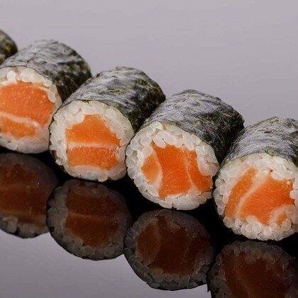 Ролл маки с лососем