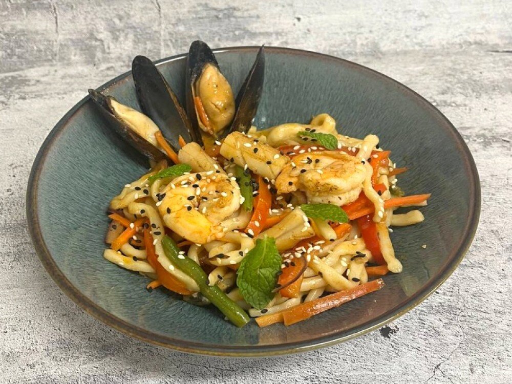 Морской удон в соусе том-ям