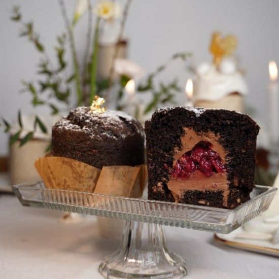 Шоколадный кулич с вишней