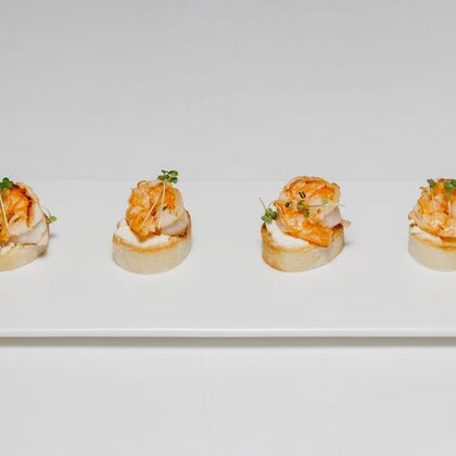 Тапас на белом багете с креветкой и соусом спайси