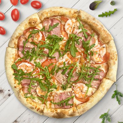 Пицца с креветками, беконом и рукколой