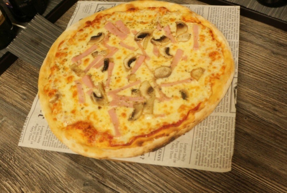 Пицца с ветчиной и грибами