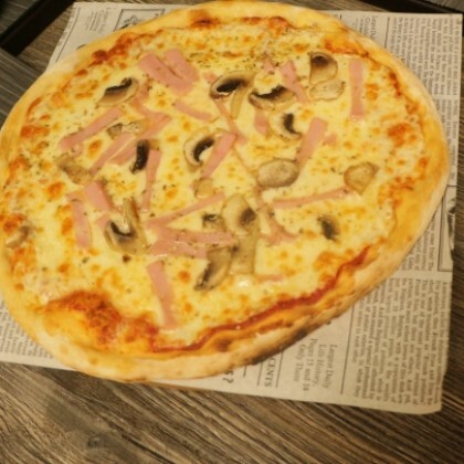 Пицца с ветчиной и грибами