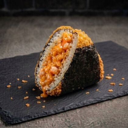 Жареный онигири с креветкой