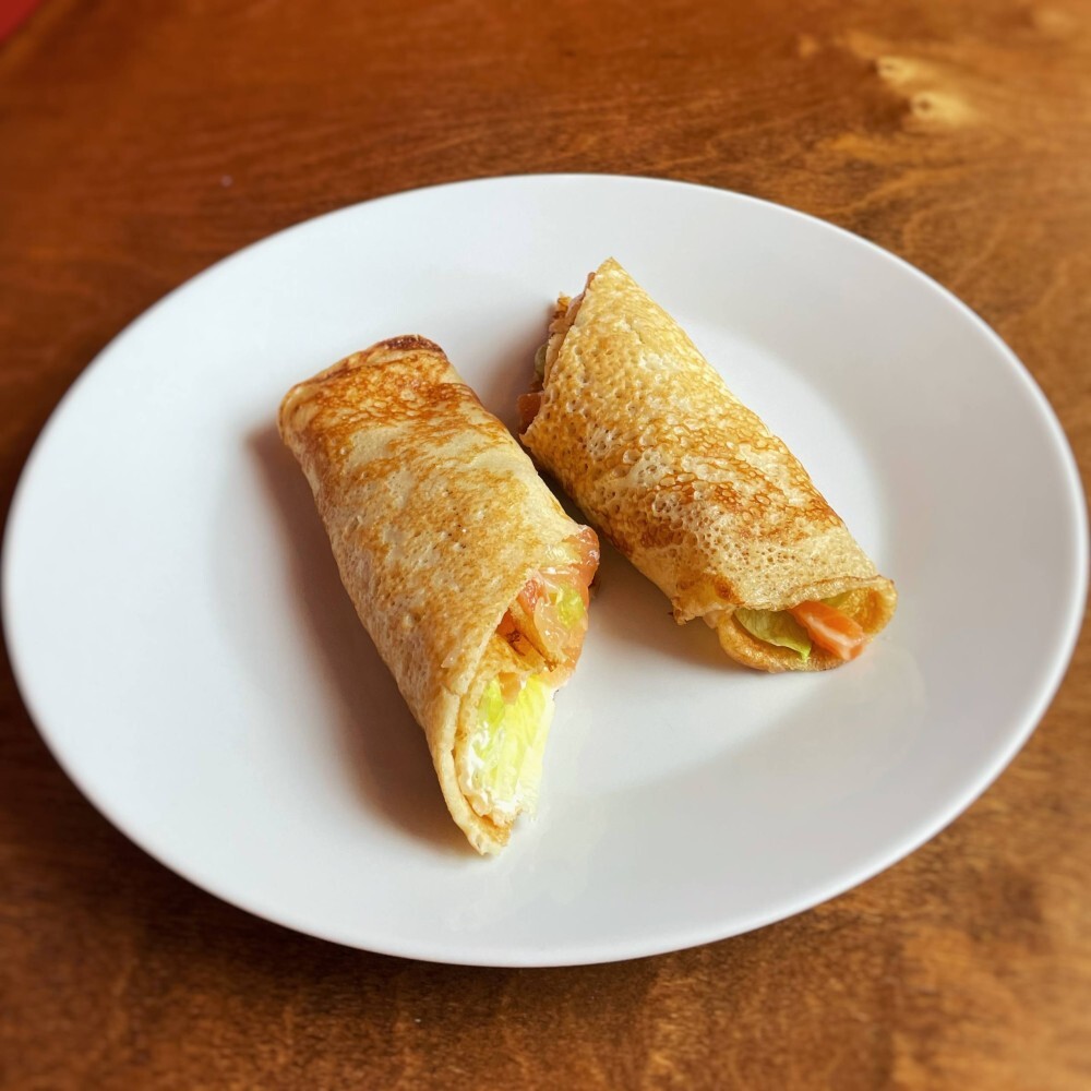 Блинчики с форелью и творожным сыром