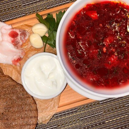 Борщ со сметаной, салом и зеленью