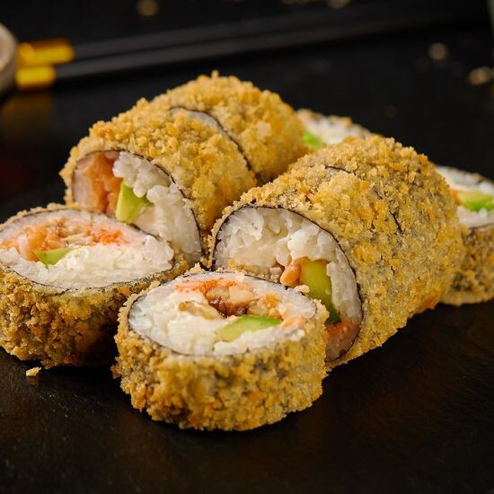 Жареный ролл с лососем и угрём