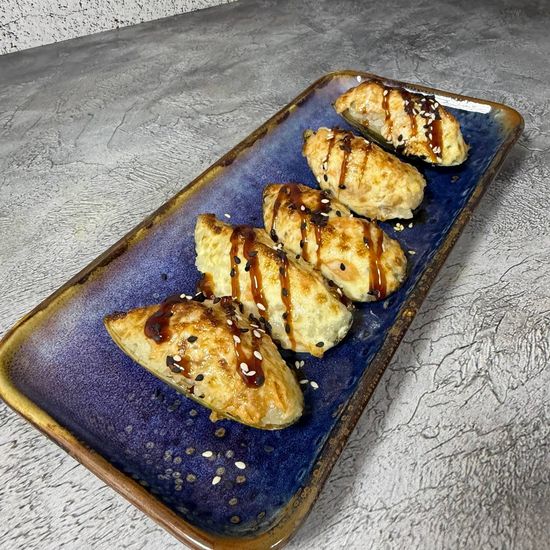 Запеченные мидии с рисом, лососем под сливочной шапочкой, с соусом терияки