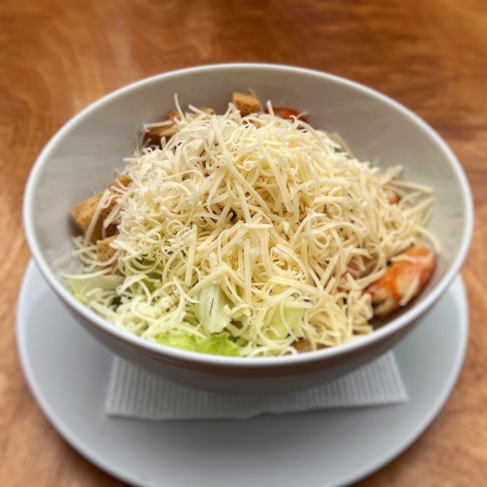 Салат с креветками под соусом Цезарь