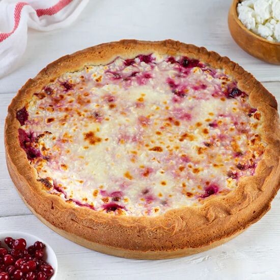 Пирог с брусникой и творогом