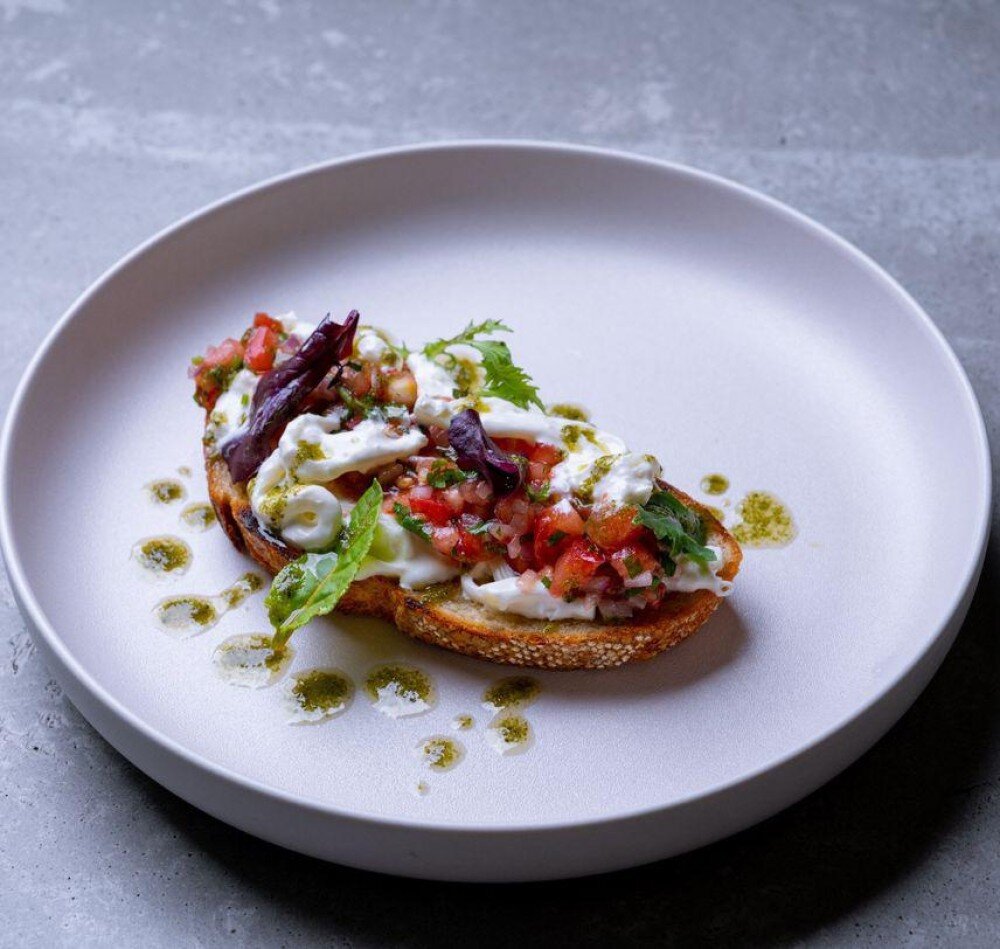 Брускетта с томатами и страчателлой