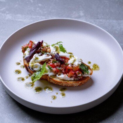 Брускетта с томатами и страчателлой