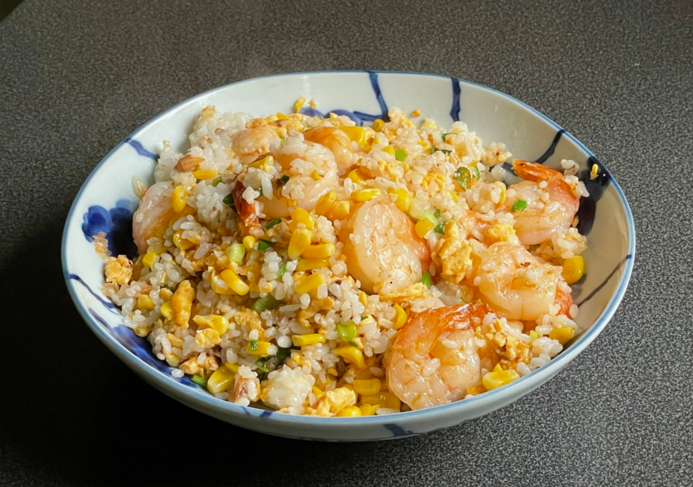 Жареный рис с яйцом и креветкой