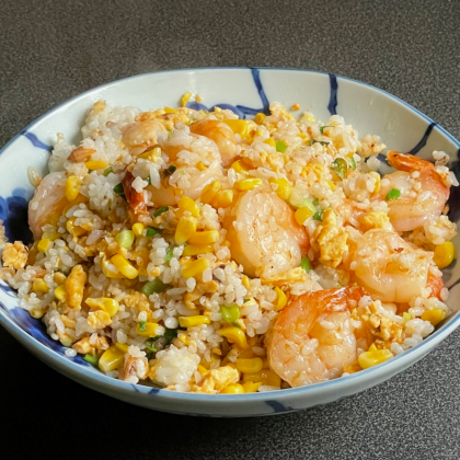 Жареный рис с яйцом и креветкой