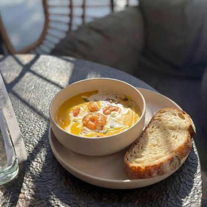 Тыквенный крем-суп с креветками порция