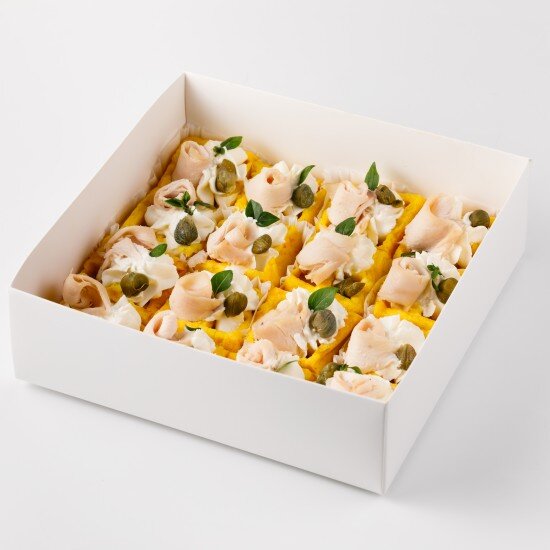 Сет на тыквенной вафле с курицей с у-вид и каперсами со взбитым творожным сыром