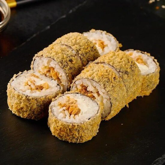 Жареный ролл с лососем терияки