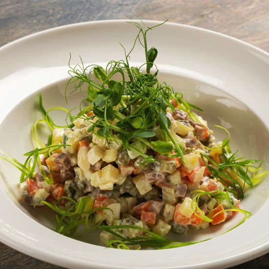 Салат Оливье с говядиной