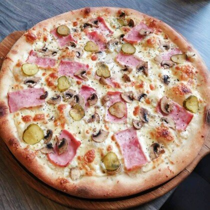 Пицца с ветчиной, шампиньонами и маринованными огурчиками 
33 см/630 г