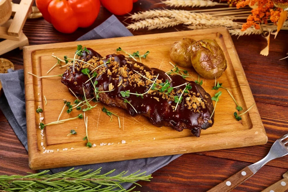 Свиные ребра с брусничным взваром