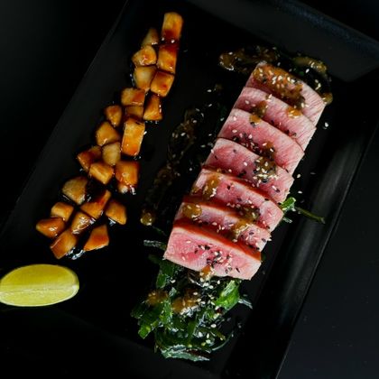 Стейк из тунца с карамелизированной грушей