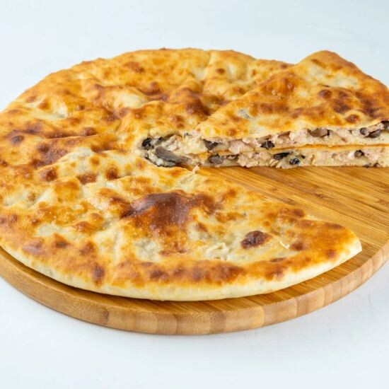 Осетинский пирог с курицей, картофелем и грибами