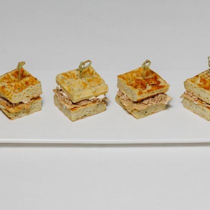 Канапе из картофельной вафли с консервированным тунцом