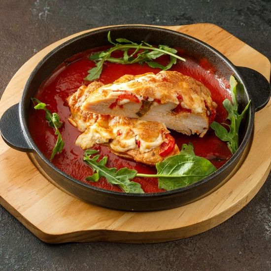 Куриная гармошка с сыром, томатами халапеньо и фирменным соусом