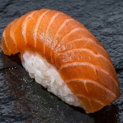 Копченный лосось нигири