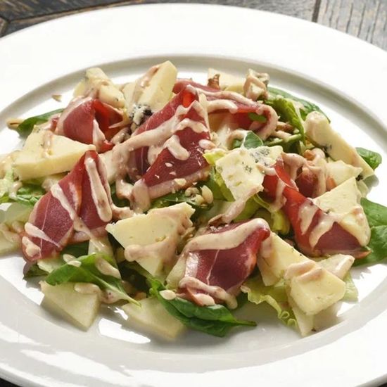 Салат с копченой уткой, грушей и сыром блю