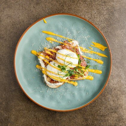 Завтрак с беконом и яйцом пашот