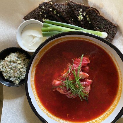 Борщ с сметаной, смальцем сала и
бородинскими гренками