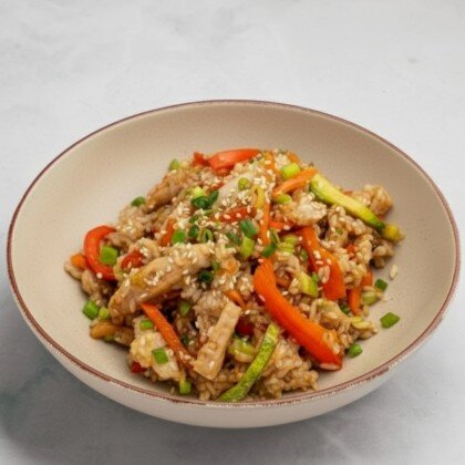 Рис с цыплёнком, овощами и соусом теряки