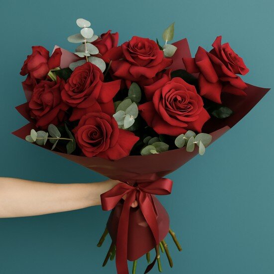 Букет из 9 шт. красных французских роз с эвкалиптом