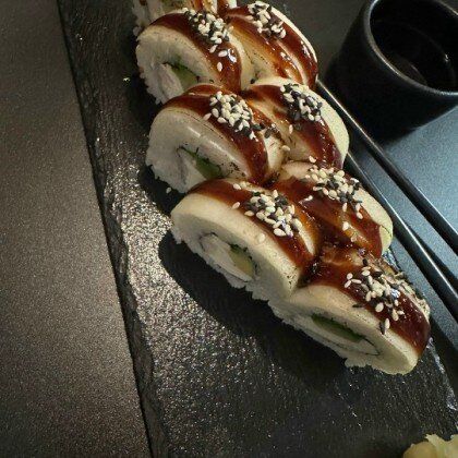 Ролл с креветкой и опаленной грушей