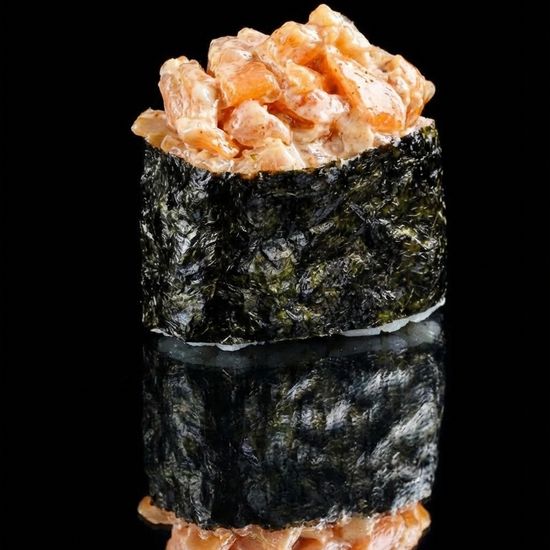 Гункан с лососем