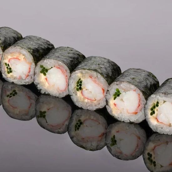 Ролл из камчатского краба с луком «Сибулет» и соусом «Спайси»