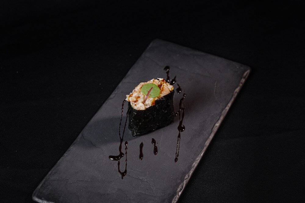 Острые суши с лососем