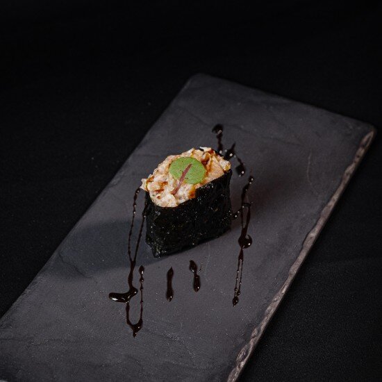 Острые суши с лососем