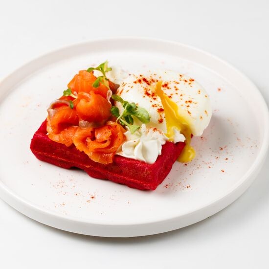 Безглютеновая вафля с взбитым творожным сыром и форелью и яйцом пашот
КБЖУ  на порцию 472/22,5/25/42