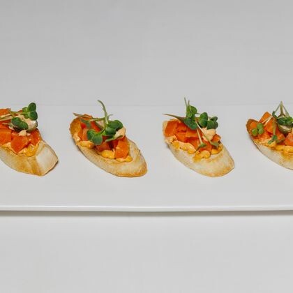 Брускетта с лососем и каперсами