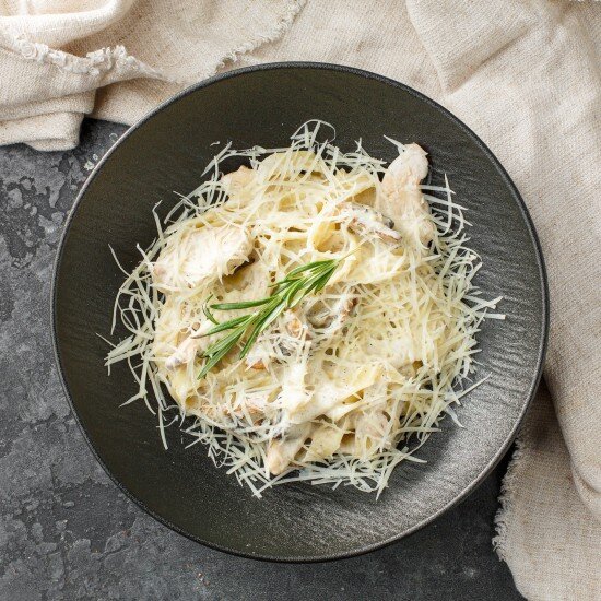 Феттучини с курицей и грибами в сливочном соусе