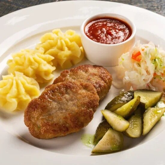 Домашние котлеты с гарниром