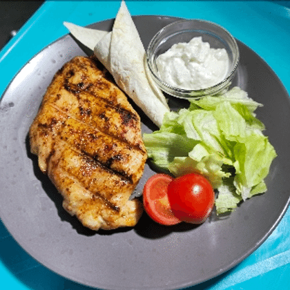 Стейк из куриного филе с чесночным соусом