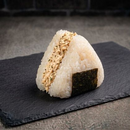 Онигири с куриным риетом