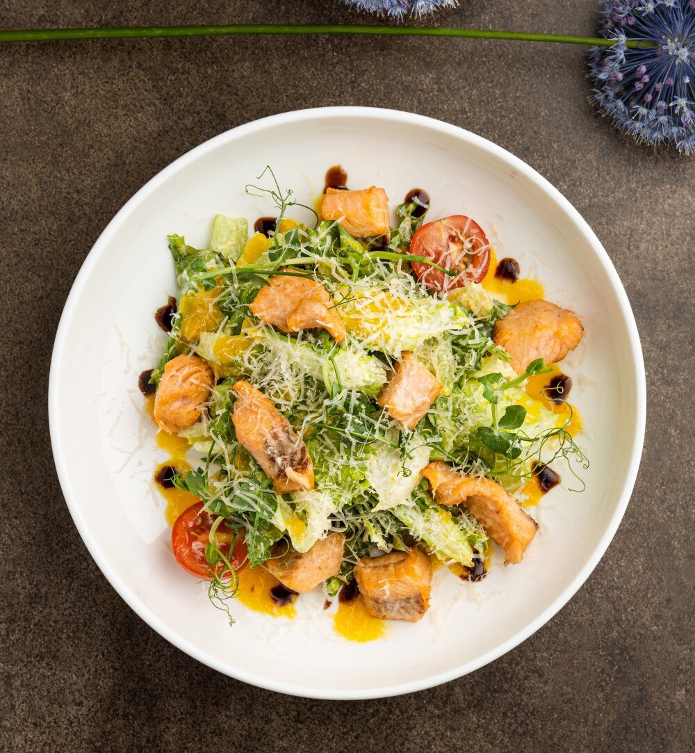 Салат с жареной саянской форелью и соусом манго