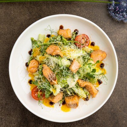 Салат с жареной саянской форелью и соусом манго