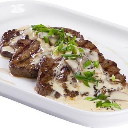 Медальоны в сливочно-грибном соусе