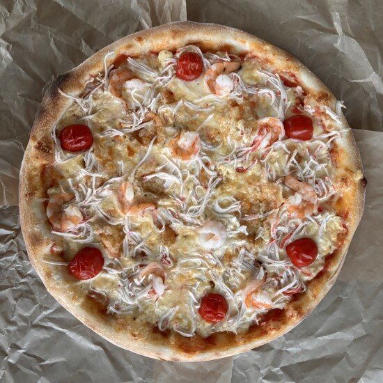 Пицца с крабом и тигровыми креветками