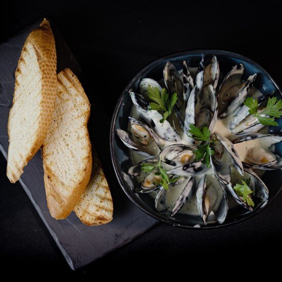 Мидии в сливочном соусе с чесноком и петрушкой